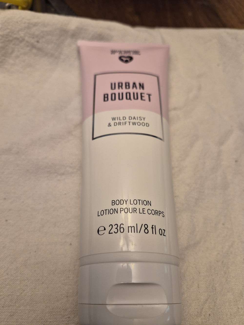 PINK Urban Bouquet Wild Daisy & Driftwood Lotion - Pink & White